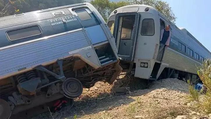 Meksika'da yolcu treni raydan çıktı! Ölü ve yaralılar var