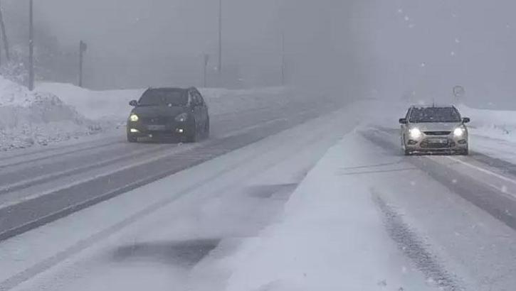 İstanbul'un yanı başı bembeyaz! Kar yeniden bastırdı