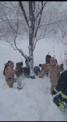 Çatak’ta çığ düşen evdeki kadın yaralı kurtarıldı; 20 ev tahliye edildi