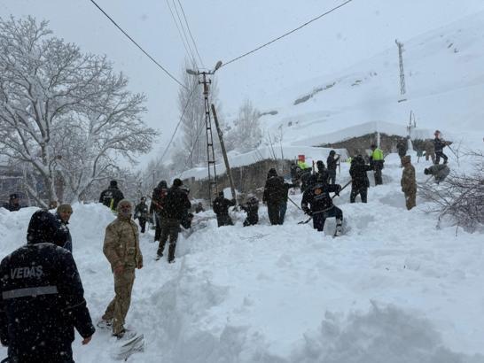 Çatak’ta çığ düşen evdeki kadın yaralı kurtarıldı; 20 ev tahliye edildi / Ek fotoğraflar