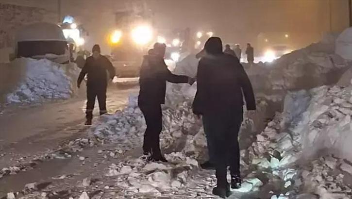 Bitlis'te yakıt tankerinin üzerine çığ düştü! Sürücü sağ kurtarıldı