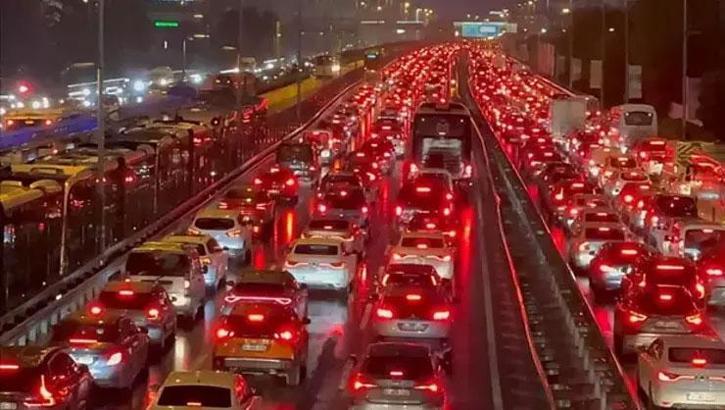 İstanbul'da trafik yoğunluğu yüzde 81'e çıktı