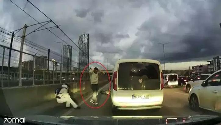 Bursa'da 'pes' dedirten görüntü: Çarptığı kadına yardım etmek yerine aracını kontrol etti