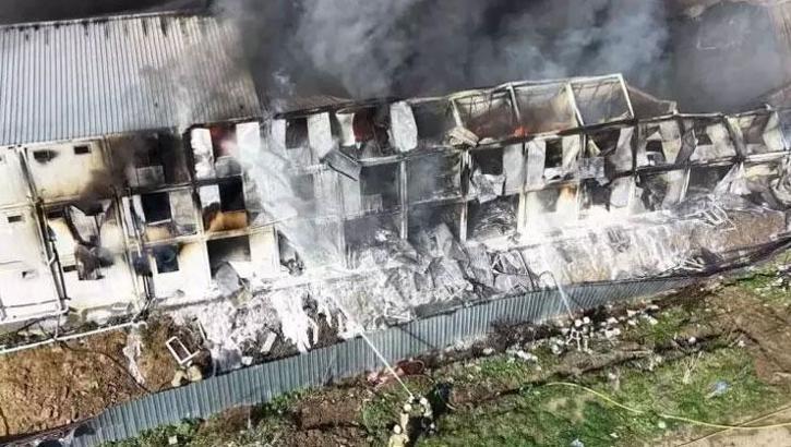 Esenyurt'ta işçilerin kaldığı konteynerde yangın! Alevlere müdahale ediliyor