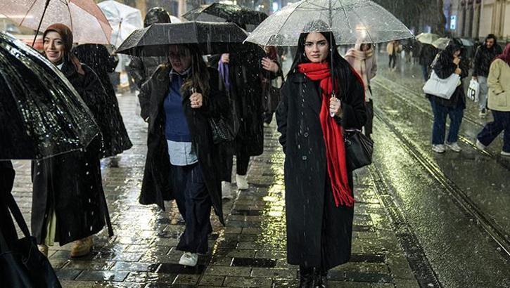 İstanbul kuvvetli yağmur ve şiddetli rüzgara teslim! Evleri, iş yerlerini su bastı