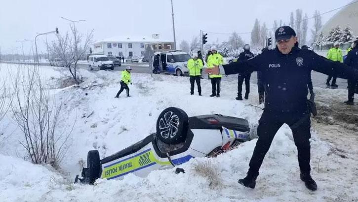 Erzincan'da polis aracı devrildi: 2 memur yaralandı