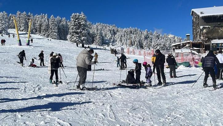 Uludağ'a tatilciler akın etti! Kar kalınlığı 1 metreye yaklaştı