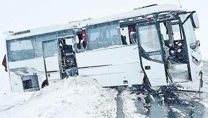 Cenaze yolunda kaza! 3'ü ağır 22 yaralı