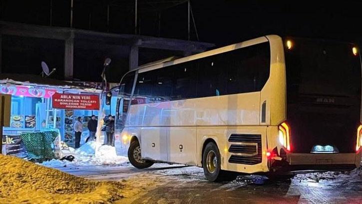 Elazığ'da facianın eşiğinden dönüldü: Otobüs devrilmekten son anda böyle kurtuldu