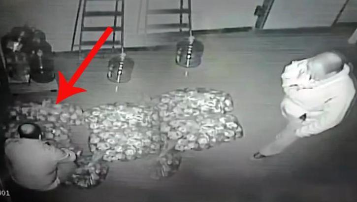 Bunu da gördük! Fırınlar arası çirkin rekabet! Çaldığı ekmeğe yaptığı 'pes' dedirtti