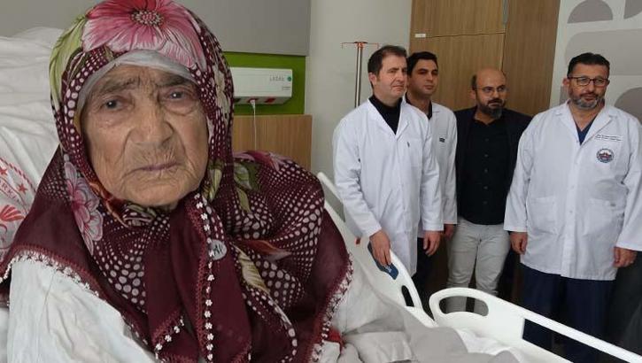 87 yaşındaki Safiye nine şişkinlik ve nefes darlığıyla hastaneye gitti, karnından çıkan şoke etti!
