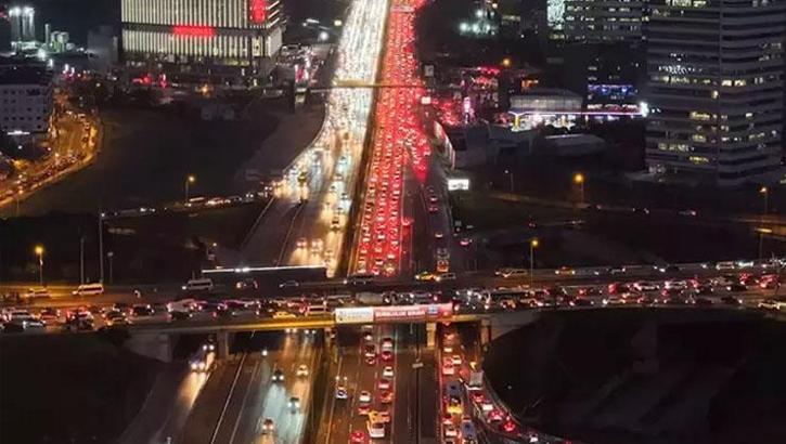 İstanbul'da trafik yoğunluğu yüzde 87'ye ulaştı! O anlar havadan görüntülendi