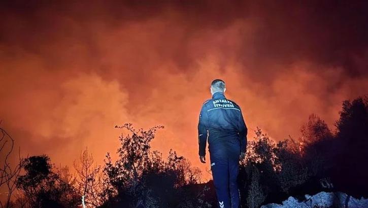 Antalya'da orman yangını! 2 hektarlık alan zarar gördü