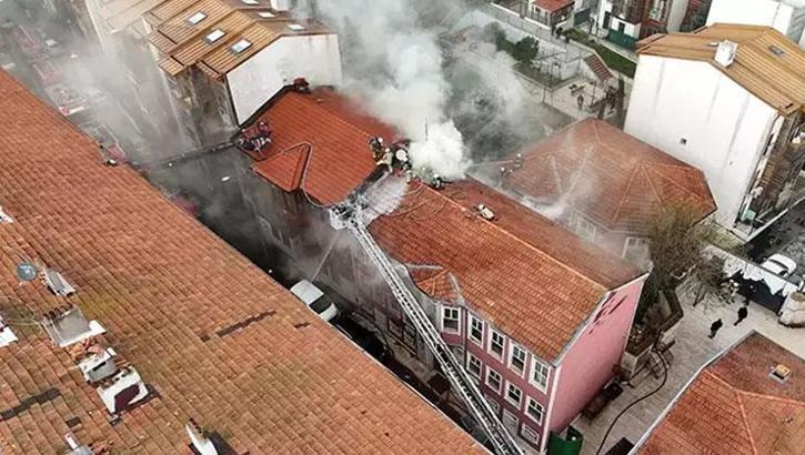 İstanbul Fatih'te dergahta yangın paniği! Bitişiğindeki tahta bina kül oldu