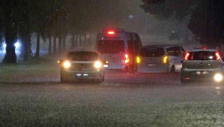 Antalya’da sağanak esareti: Yollar göle döndü, araçlar mahsur kaldı