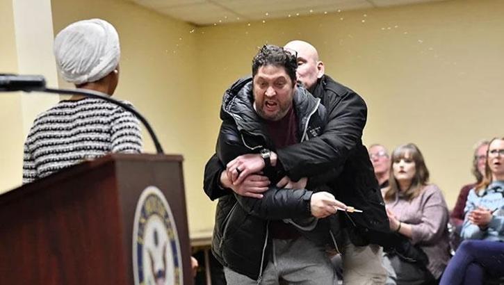 Trump’ın hedef göstermişti! Ilhan Omar’a Minneapolis’te şırıngalı saldırı