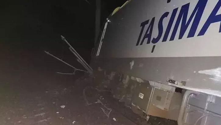 Toprak kayması felakete sebep oldu! Balıkesir'de yolcu treni raydan çıktı