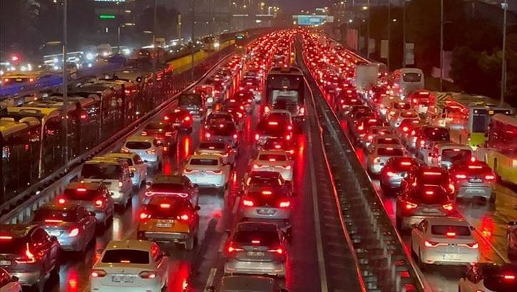 İstanbul'da trafik kilit! Akşam saatlerinde yoğunluk yüzde 80'e çıktı