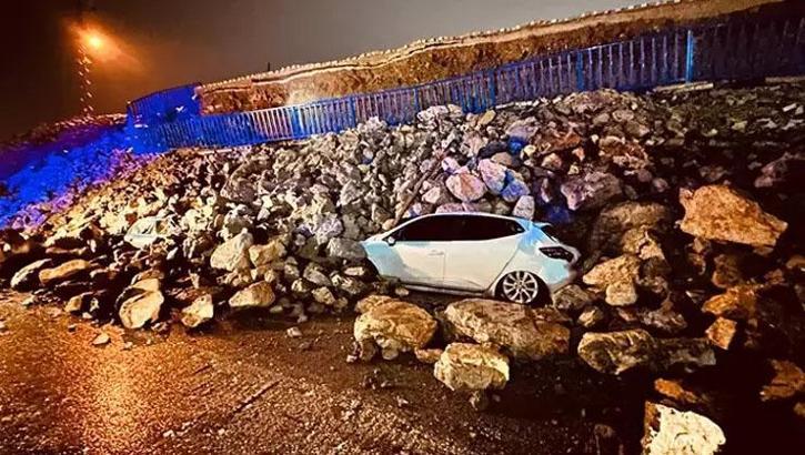 Hatay'da feci kaza! İstinat duvarı araçların üzerine çöktü