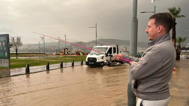 İzmir'de sağanak kenti göle çevirdi! Vatandaşlardan tepki