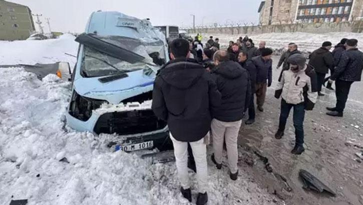 Minibüs ile belediye otobüsü çarpıştı! 18 yaralı