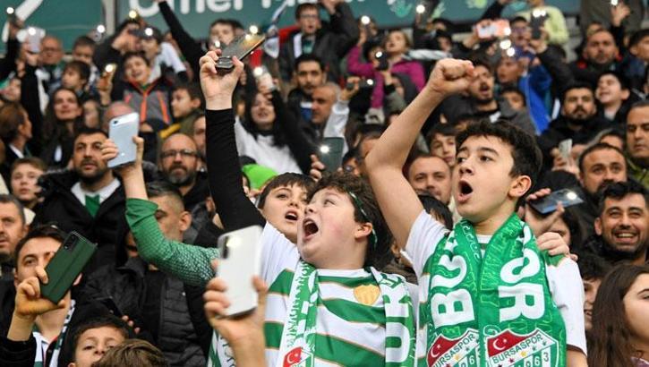Bursa'da 100 çocuk için unutulmaz gece! İlk defa maçı tribünden izlediler