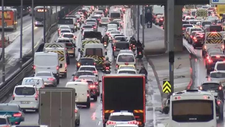 İstanbul’da Perşembe trafiği kilit! Köprüler ve tünellerde uzun kuyruklar