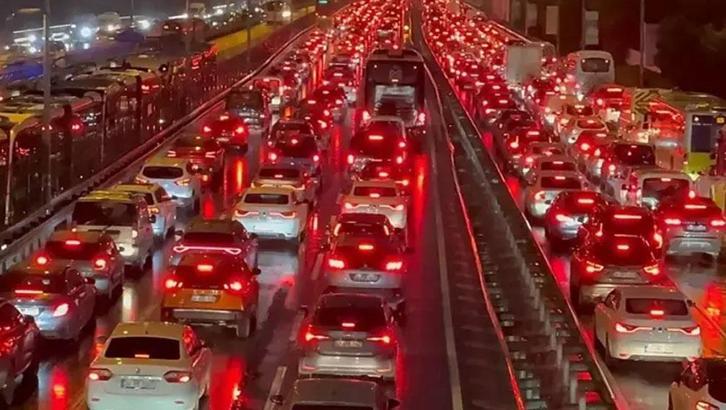 İstanbul'da trafik yoğunluğu yüzde 90'a ulaştı!