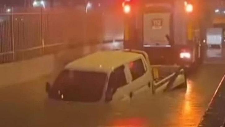 İzmir'i kuvvetli yağış vurdu… Bir kişi feci şekilde can verdi, yolları su bastı