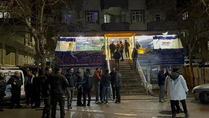 Kahvehane çıkışı dehşet anları! Araçtan ateş açıldı: 2 yaralı