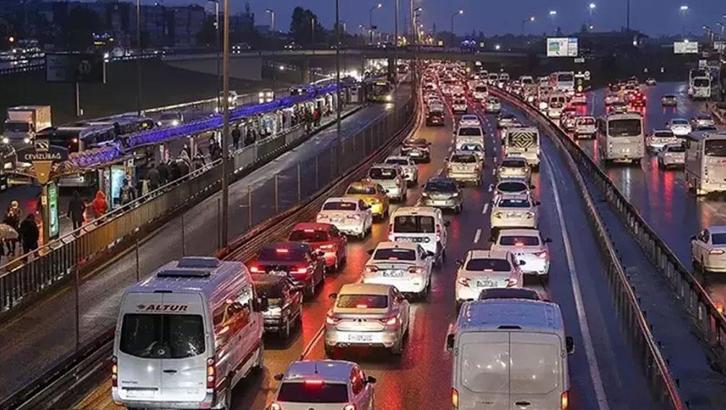 İstanbul’da trafik kırmızı alarm veriyor! Yoğunluk yüzde 87’ye ulaştı