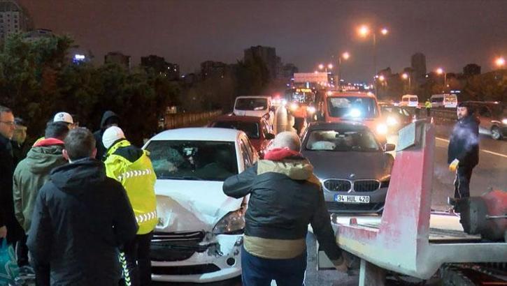 Ümraniye'de zincirleme kaza! 8 araç karıştı, trafik yoğunluğu oluştu