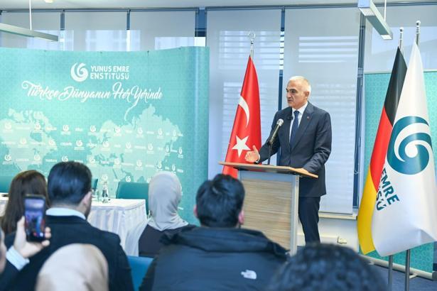 Bakan Ersoy Berlin'de Türk öğrencilerle buluştu! 'Yunus Emre Enstitüsü toplumlar arasında güçlü bir köprü'