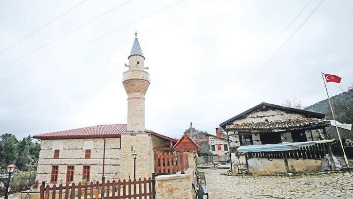 Tarihi mahalle kışın 3 hane