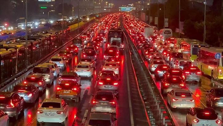 İstanbul'da trafik kilit! Yoğunluk yüzde 89'a çıktı
