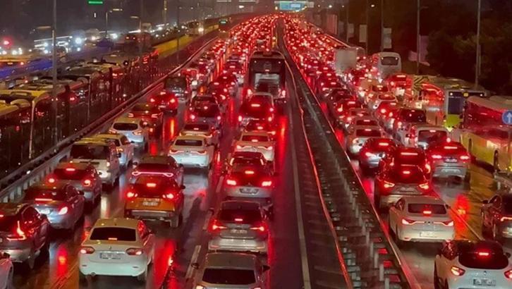İstanbul trafiği kilit! Yoğunluk yüzde 89'a kadar ulaştı