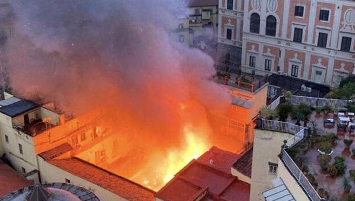 İtalya'da yangın! 180 yıllık tarihi tiyatro alevler içinde