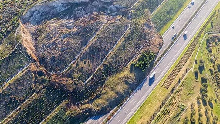 İstanbul-İzmir Otoyolu'nda heyelan! Bölge trafiğe kapatıldı