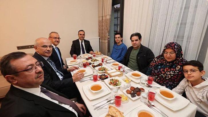 Bakan Kacır Malatya’da depremzede aile ile iftar yaptı