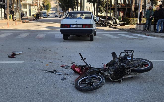 Otomobille çarpışan motosikletli yaralandı