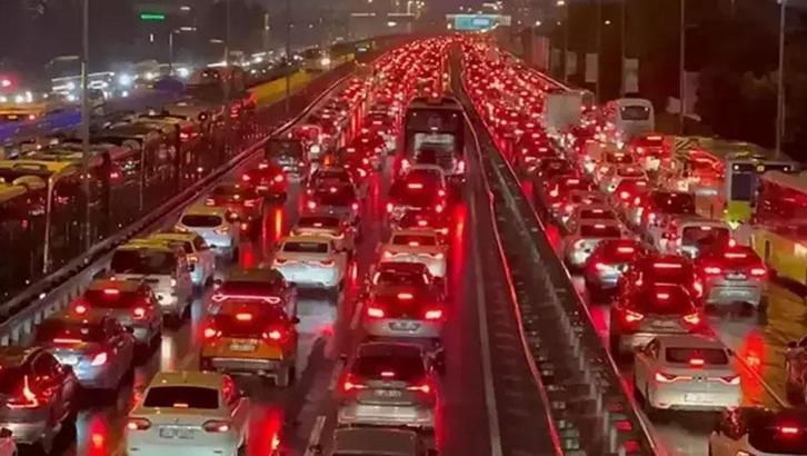 İstanbul'da iftar öncesi trafik resmen kilitlendi! Yoğunluk yüzde 83'e çıktı