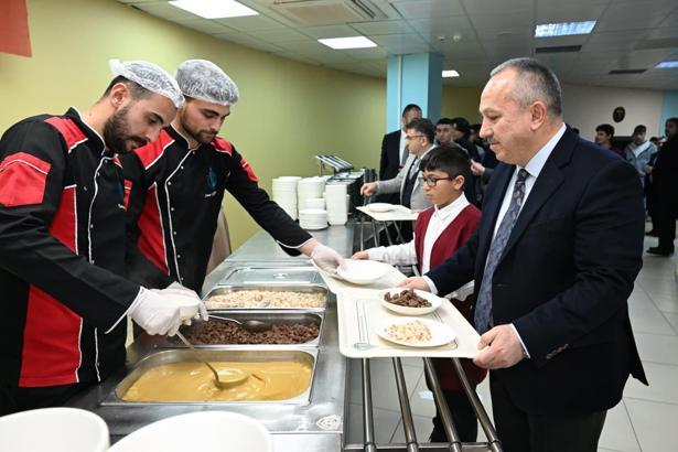 Vali Fidan iftarda öğrencilerle buluştu