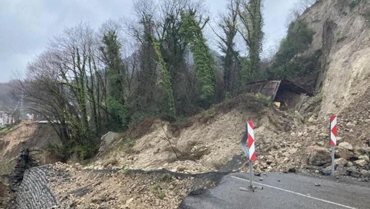 Ordu-Tokat yolunda heyelan nedeniyle 300 metrelik yol çöktü