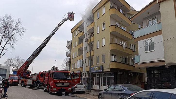 5 katlı apartmanda korku dolu anlar! Ocakta unutulan yemek yangın çıkardı