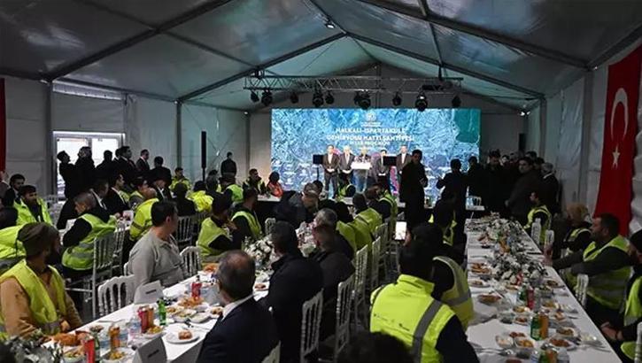 Bakan Uraloğlu Halkalı-Ispartakule Demiryolu Hattı şantiyesinde çalışanlarla iftar yaptı