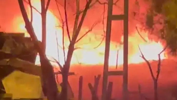 Tuzla'da 2 gecekondu alev alev yandı