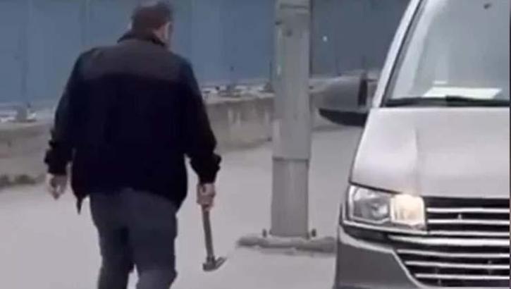 Motokuryeye çekiçle saldıracaktı! Kamerayı görünce geri vites yaptı: '180 bin lira ceza hayırlı olsun'