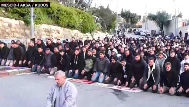 Mescid-i Aksa'da bayramda ibadet yasağı! Filistinliler namazı sokakta kıldı