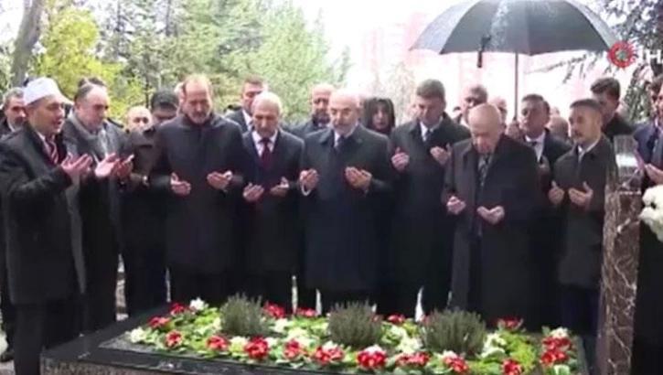 MHP lideri Bahçeli, Alparslan Türkeş'in kabrini ziyaret etti