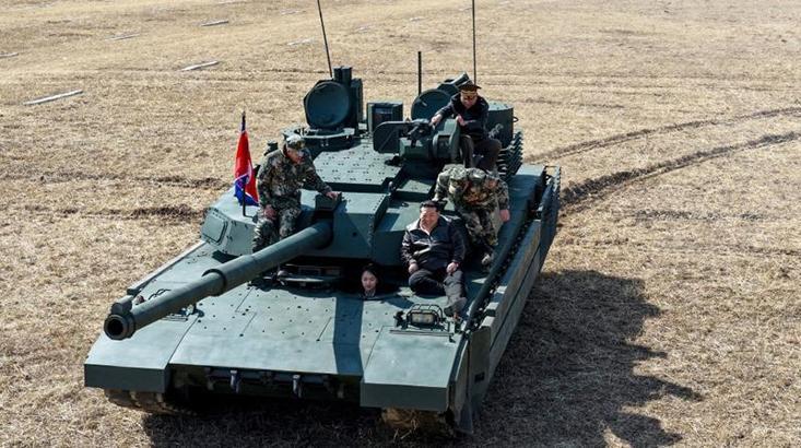 Dünya bu görüntüleri konuşuyor! Kuzey Kore lideri Kim Jong-un'un kızı tank başına geçti